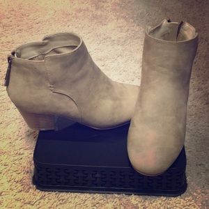 Qupid taupe booties!